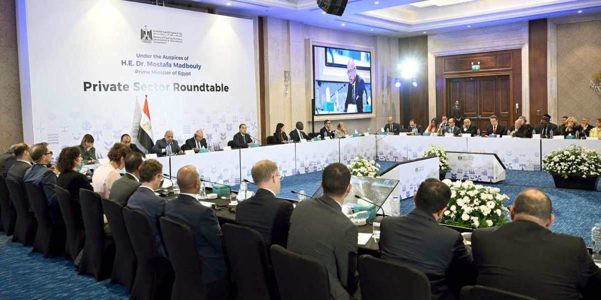 Egypt’s PM hosts talks to boost private sector and foreign investment