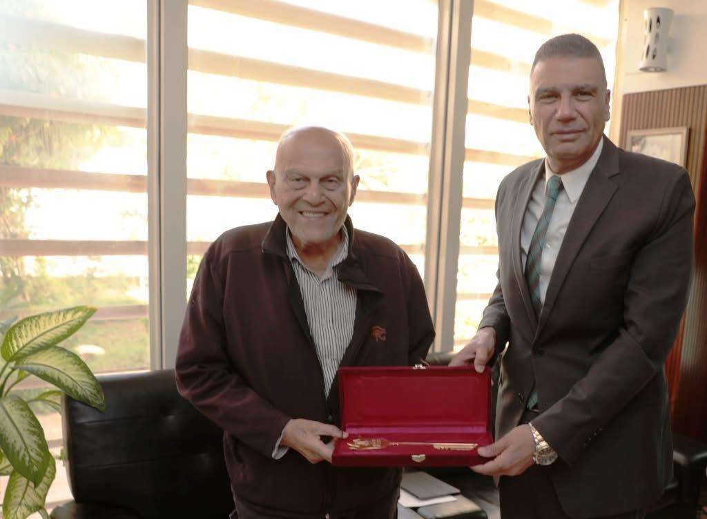 Aswan governor honors Sir Magdi Yacoub with the 'Key to the City'