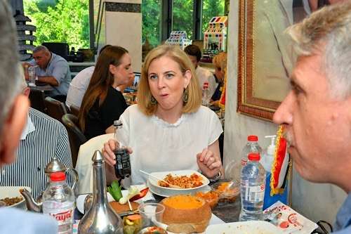 Austrian FM enjoys Koshari at Cairo’s famous restaurant