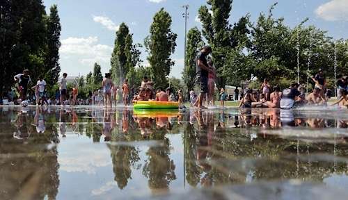 Southern Europe turns to cold baths as heatwave intensifies