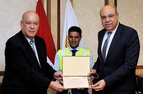 Egyptian airport employee honored for exemplary honesty