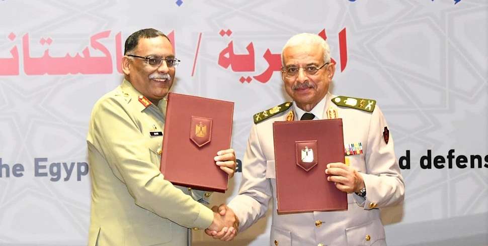 Egypt and Pakistan hold high-level talks to expand military cooperation