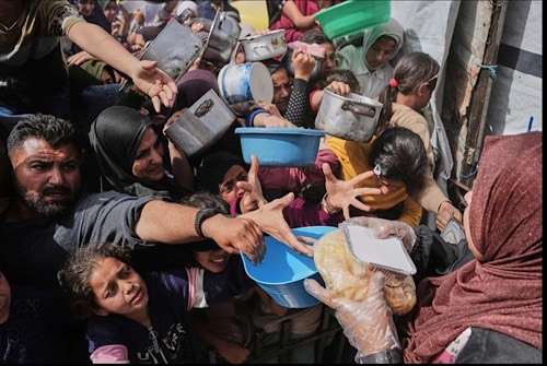 Occupation forces open fire, killing over 20 in search of food in Gaza