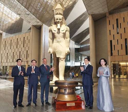 Vietnamese President visits Grand Egyptian Museum and Giza Pyramids