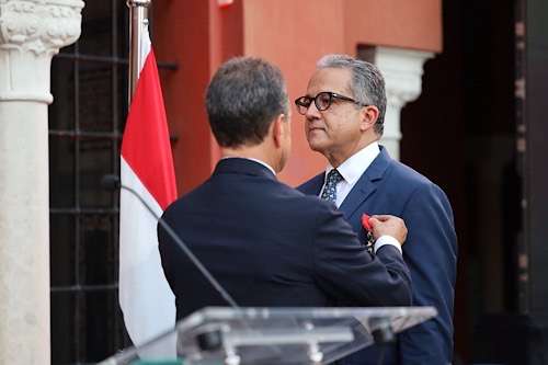 France honors former Egyptian minister Khaled El-Enany, backs UNESCO chief bid