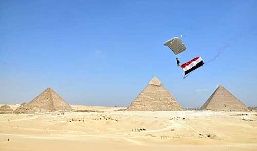 Spectacular parachute jump over pyramids highlights Egypt-US 